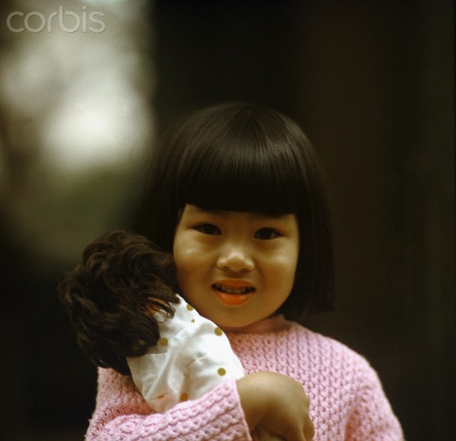 Hà Nội 3.1973. Bé gái và búp bê, một nhà trẻ thuộc Nghi Tàm, Hà Nội. Ảnh. © Werner Schulze-dpa-Corbis.